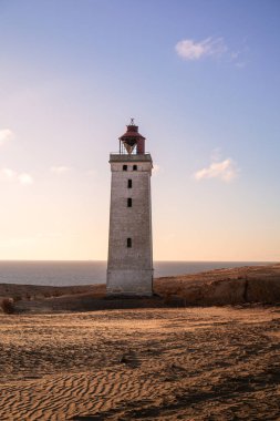 Rubjerg Knude Deniz Feneri Kuzey Danimarka 'da kum tepelerinde gün batımında