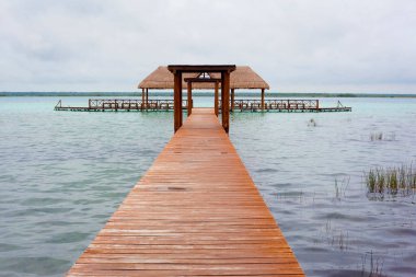 Bacalar 'daki göle yanaşıyor.