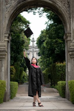 Genç Kadın Üniversitede Mezuniyet Şapkasını Attırdı