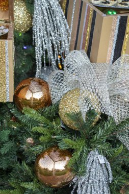 Süslü Noel ağacındaki ampul süslerinin ayrıntıları