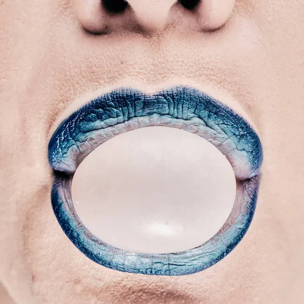 Mavi dudaklar sakız çiğniyor