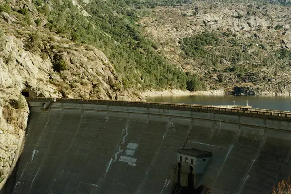 Hetch Hetchy Barajı 'nda güneşli bir gün