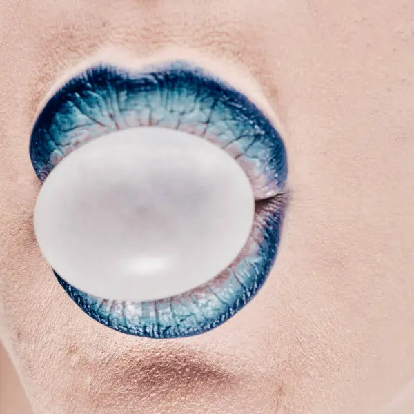 Mavi dudaklar sakız çiğniyor