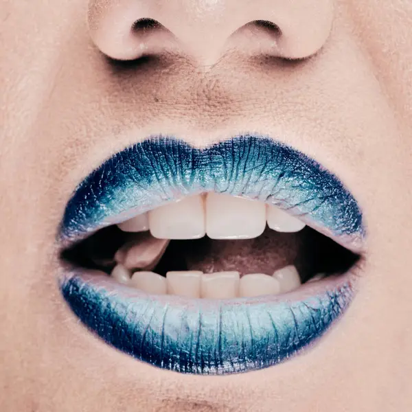 Mavi dudaklar sakız çiğniyor
