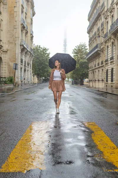 Paris sokaklarında mimari binaları keşfeden bir kadın.