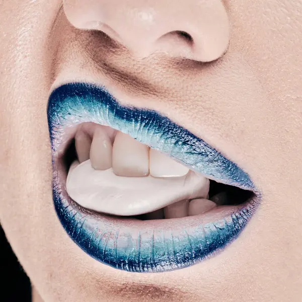 Mavi dudaklar sakız çiğniyor