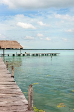 Rıhtımda ışınları yakalıyorum.