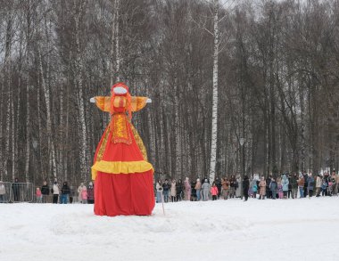 Kırmızı ve sarı elbiseli saman heykeli, Maslenitsa festivali