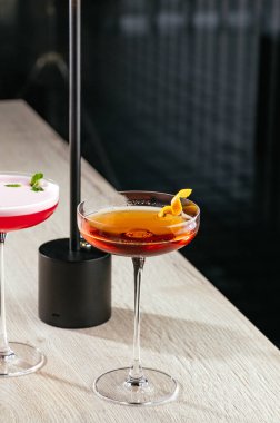 Portakal aromalı Manhattan kokteyli