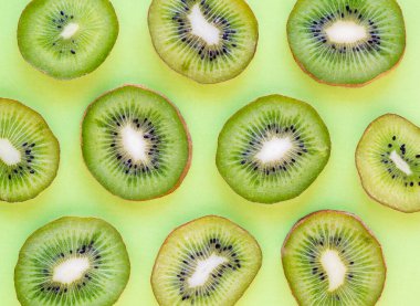 Katı yeşil zemin üzerinde birçok kivi meyvesinin üst görünümü.