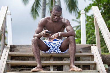 Adam Telefonu Kullanıyor ve Merdivenleri İzliyor