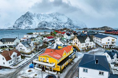 Kışın Henningsvaer 'ın havadan görünüşü, Lofoten Adaları