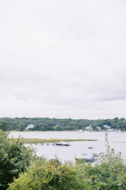 dikey manzara yeşilliği ve Cape Cod limanında tekneler