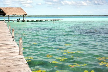 Bacalar Gölü 'ne yanaşın.