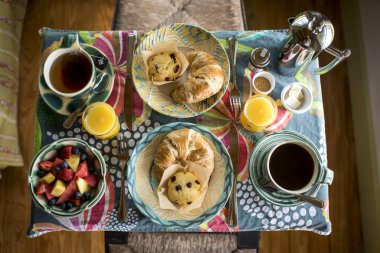 Canlı Kahvaltı Pastalarla ve Taze Meyvelerle Yayılmış