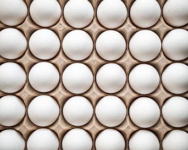 30 tane taze beyaz yumurtanın en üstteki görüntüsü..