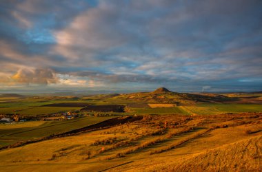 Merkez Bohem 'deki Mila Hill' deki Rana Hill 'den muhteşem sonbahar manzarası.
