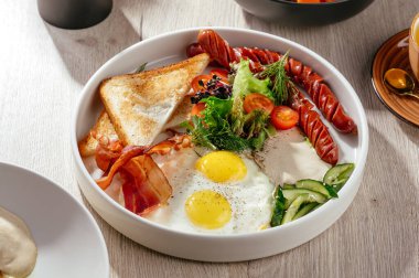 Yumurtalı, sosisli ve tostlu İngiliz kahvaltısı.