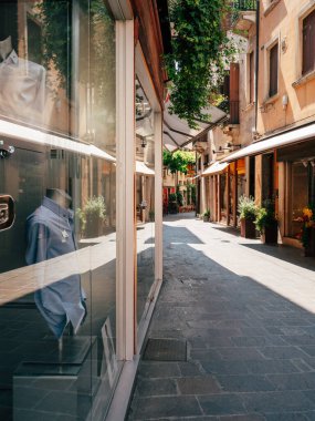 Yazın Treviso 'nun büyüleyici sokaklarını yansıtarak keşfediyorum.