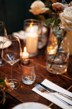 Mum ve Çiçeklerle Zarif Masa Ayarları