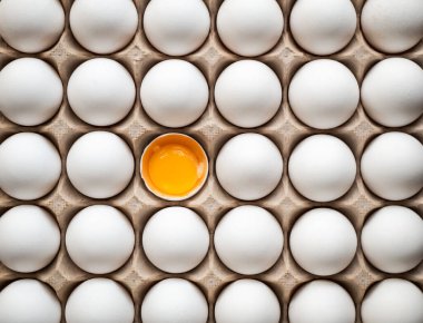 30 tane taze beyaz yumurtanın en üstteki görüntüsü..