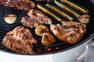 Kızarmış Tavuk ve Sebzeler Sıcak Kömürün Üzerinde