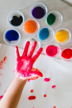 Çocuk Elleri Renkli Pembe Boyayla Kaplandı.