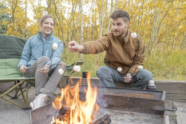 Colorado 'daki kampın etrafında marshmallow eğlencesi