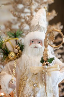 Noel Baba figürü beyaz bir bayram süsü giymiş.