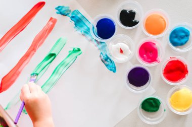 Çoklu renkli boyalarla fırçayla çocuk boyası