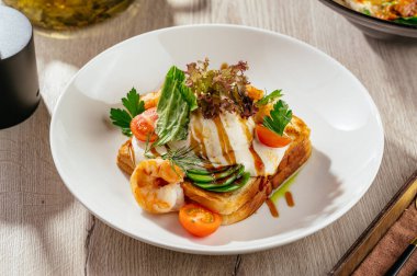 Haşlanmış yumurta, karides ve sebzeli sandviç.