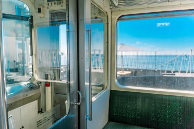 Kamakura 'daki Enoden' in içinde.