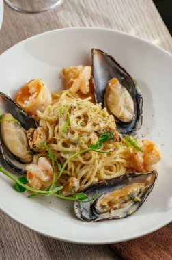 midyeli ve peynirli spagetti.