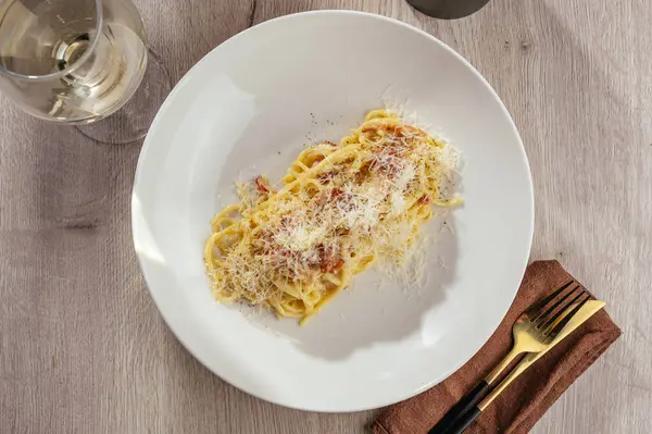 Parmesan peynirli Carbonara spagettisi