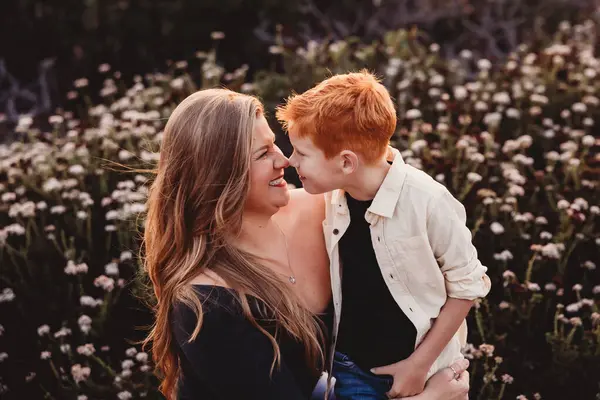 Anne ve oğlu yolda Eskimo öpücüğü veriyor..