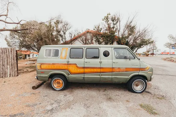 Retro yeşil minibüs Alpine, Teksas 'taki Antilop Pansiyonu' na park edilmiş..