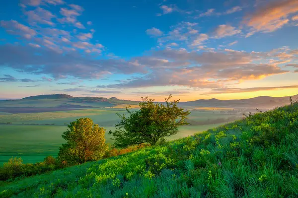C köyünün yukarısındaki Merkez Bohem Dağları 'nda Sabah