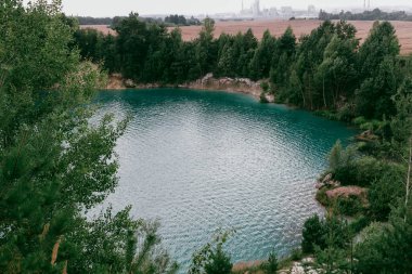 Bereketli Yeşillik ve Kayalıklarla çevrili Turkuaz Göl Manzarası