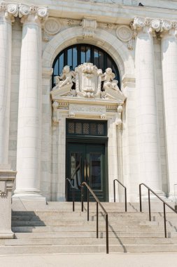 Mermer sütunlar ve oyulmuş detaylarla halk kütüphanesi girişi.