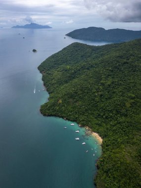 Feiticeira Sahili 'ne güzel hava manzarası, kayalar, yeşil yağmur ormanı.