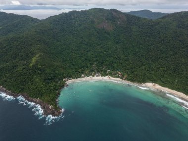 Yeşil yağmur ormanları ve zümrüt sularının güzel hava manzarası