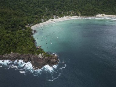 Aventureiro 'daki küçük balıkçı köyüne güzel bir hava manzarası.