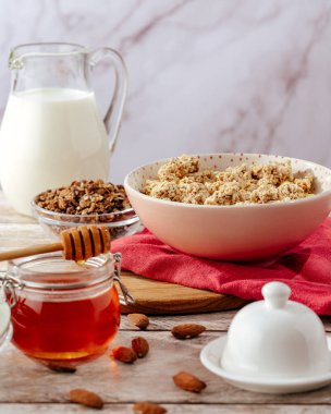 Mısır gevreği, süt ve bal.