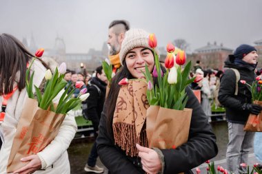 Amsterdam 'da Ulusal Lale Günü' nde Lale Tutan Mutlu Kadın