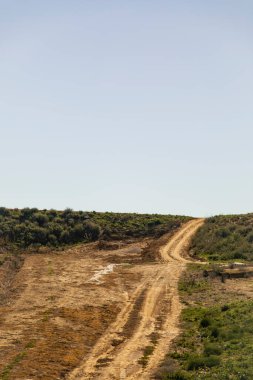 Kırsal Toprak Yol Kuru Tepe 'de Dönüyor