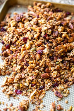 Ev yapımı meyveli ve fındıklı gevrek.