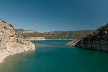 Turkuaz Su ve Kayalıklı Dağ Rezervuarı