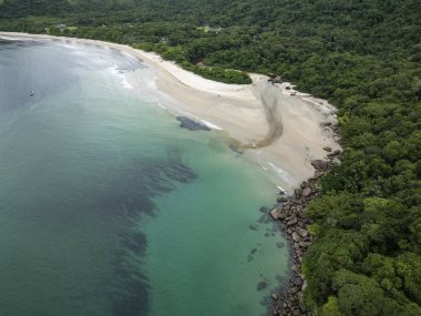 Dois Rios plajına yeşil yağmur ormanlarıyla güzel hava manzarası