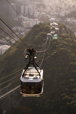 Sugar Loaf dağ teleferiğine, şehre ve okyanusa güzel bir manzara