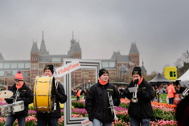 Amsterdam 'da Ulusal Lale Günü' nde yürüyüş bandosu çalıyor